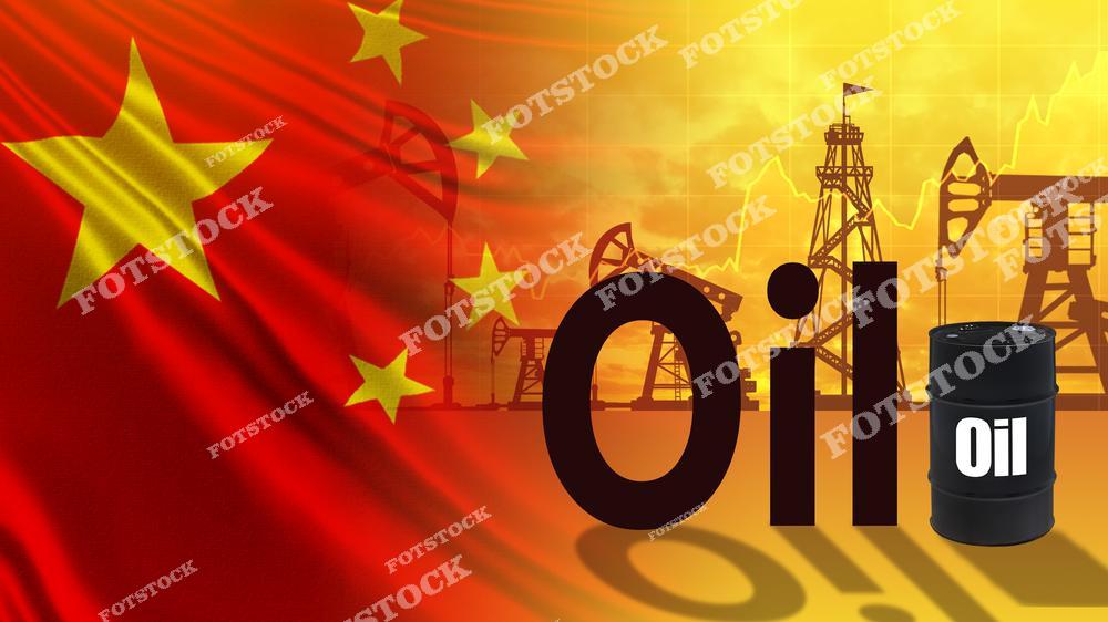 На фотографии изображен флаг Китая на фоне графика и силуэтов нефтяных вышек, символизирующих нефтяную промышленность страны. Четкая надпись "Oil" и бочка подчеркивают ключевую роль нефти в экономике Китая. Изображение иллюстрирует связь между национальными ресурсами и глобальным энергетическим рынком.